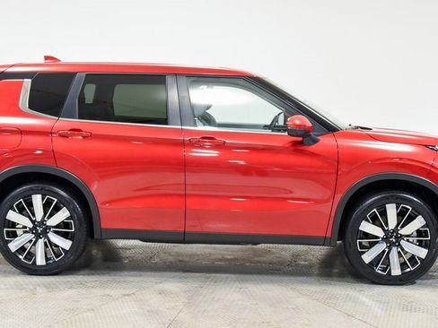 Used 2025 Mitsubishi Outlander SE image 12