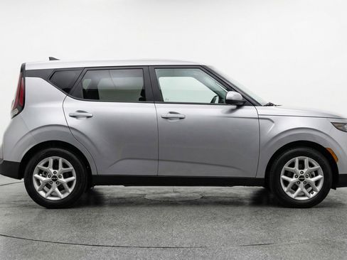 Used 2025 Kia Soul LX w/ LX Technology Package FWD image 11