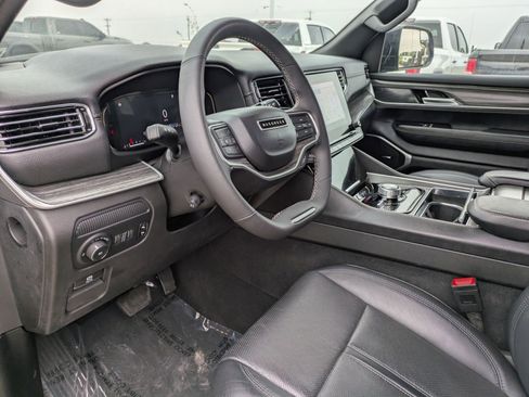 Used 2024 Jeep Wagoneer Series II w/ Flexible Seating Group image 9