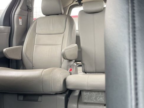 Used 2015 Toyota Sienna XLE image 9