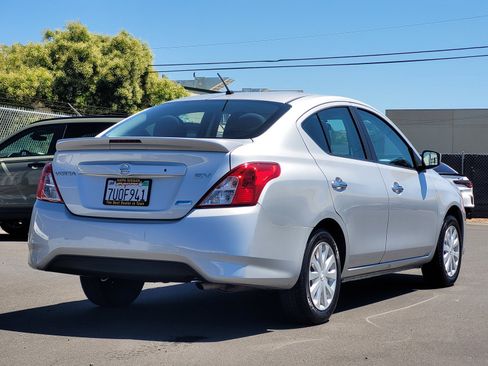 Certified 2016 Nissan Versa SV FWD image 4