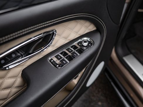 Used 2022 Bentley Bentayga image 23