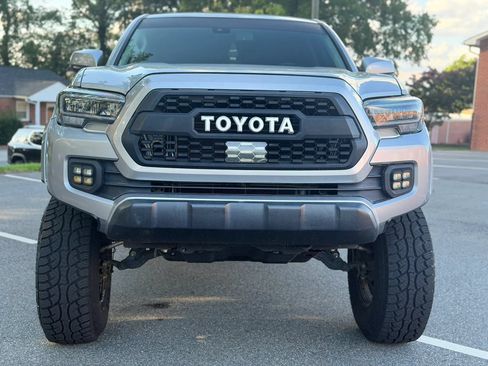 Used 2018 Toyota Tacoma SR5 RWD image 9