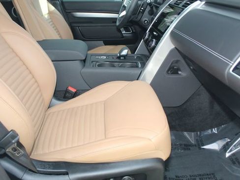 Used 2025 Land Rover Discovery Dynamic SE image 3