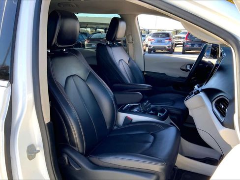 Certified 2024 Chrysler Pacifica Touring-L image 8