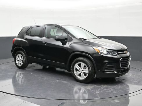 Used 2022 Chevrolet Trax LS w/ Tint and Cruise Package image 7