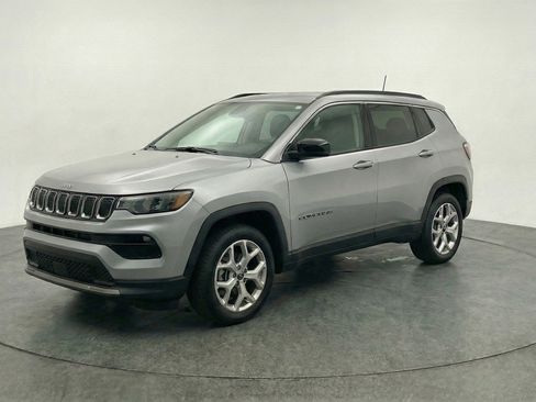 Used 2025 Jeep Compass Latitude image 3