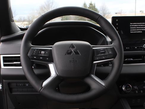 New 2026 Mitsubishi Outlander LE AWD/4WD image 9