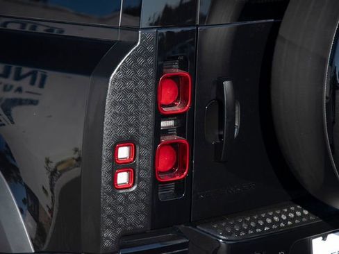 Used 2025 Land Rover Defender 90 X-Dynamic SE image 13