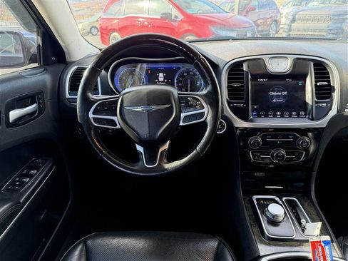 Used 2017 Chrysler 300 C image 9