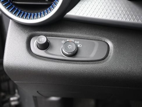 Used 2025 Chevrolet Trax LS image 28