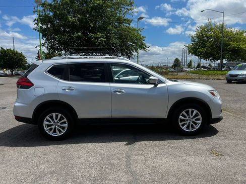 Used 2017 Nissan Rogue SV FWD image 2