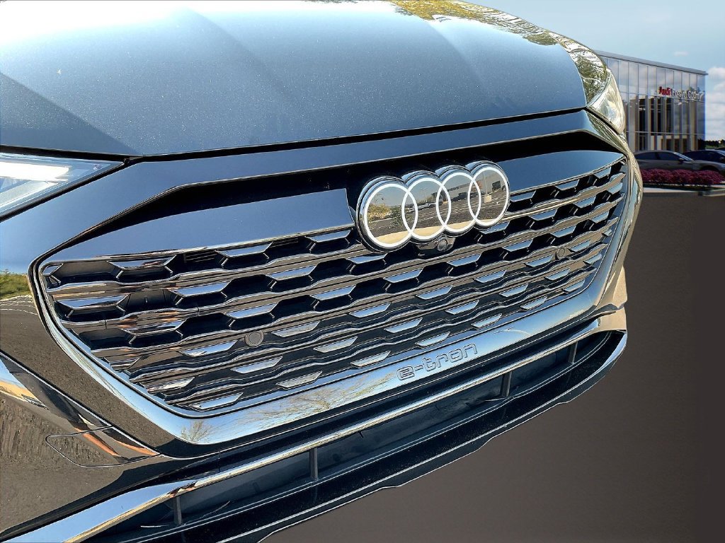 Used 2024 Audi Q8 e-tron Premium AWD/4WD image 32