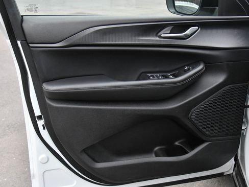 Used 2023 Jeep Grand Cherokee L Laredo image 13