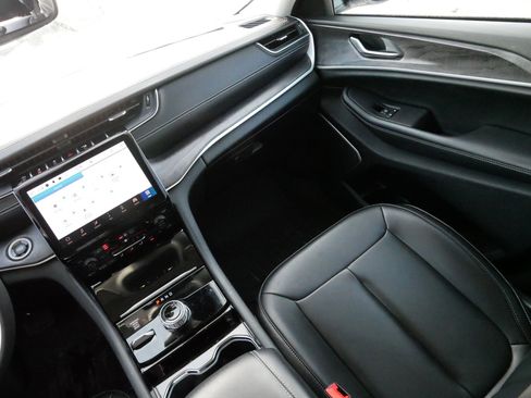 Used 2023 Jeep Grand Cherokee Limited w/ Black Appearance Package image 11