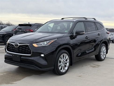 Certified 2025 Toyota Highlander Limited image 2