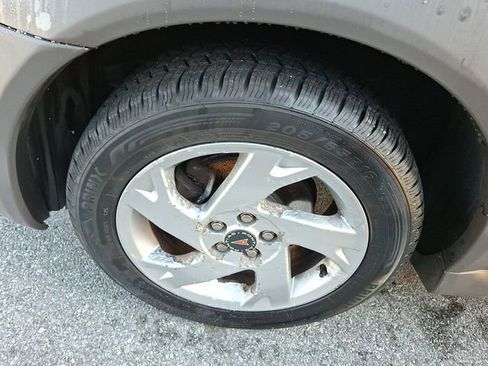 Used 2007 Pontiac Vibe Base w/ Security Package image 3