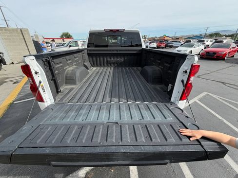 Used 2024 Chevrolet Silverado 1500 High Country w/ Technology Package AWD/4WD image 9