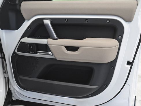 Used 2023 Land Rover Defender 110 X-Dynamic SE image 11