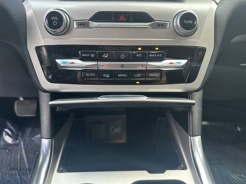 Used 2022 Ford Explorer XLT w/ Equipment Group 202A image 17