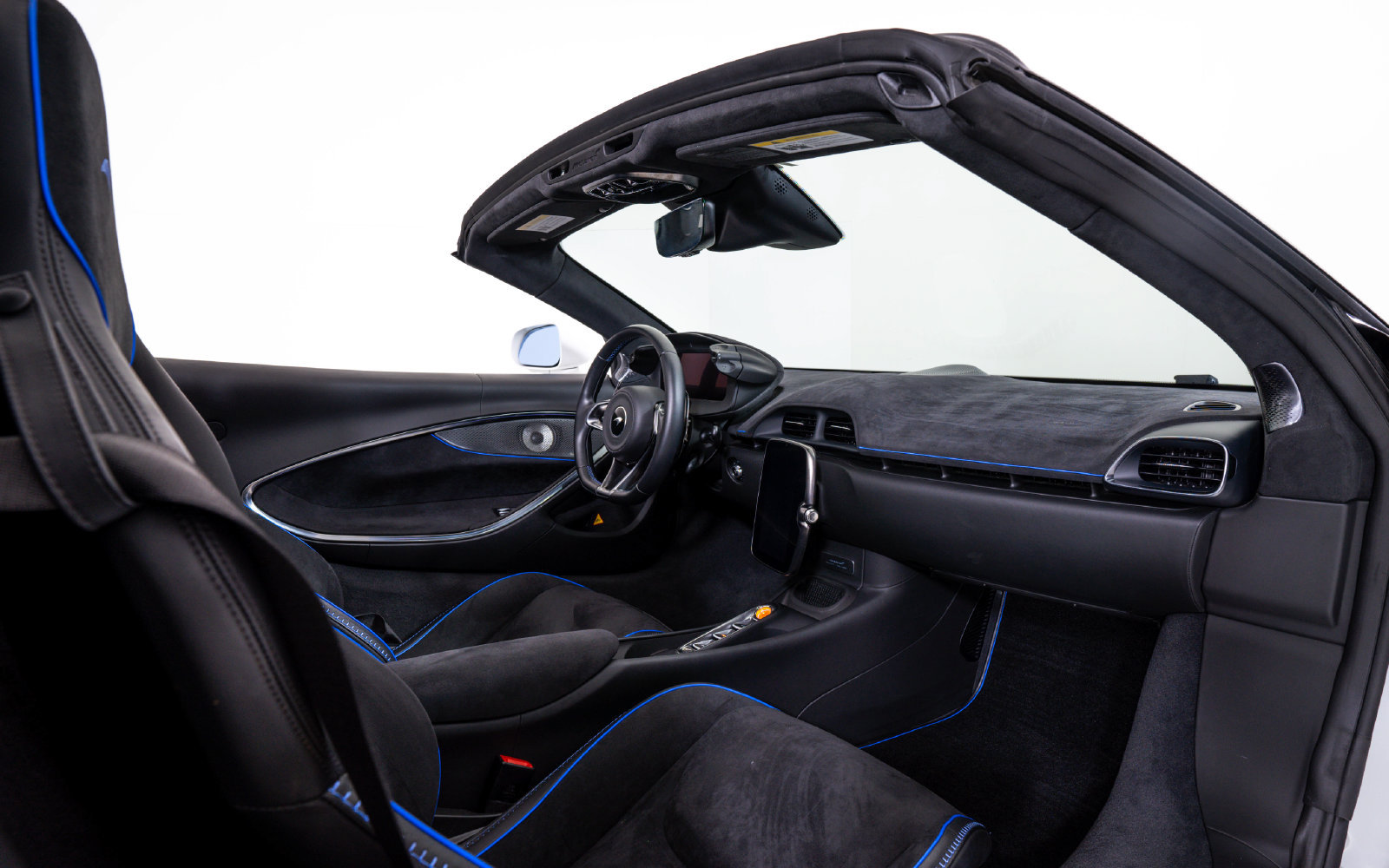 Used 2025 McLaren Artura Spider RWD image 24