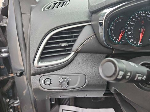 Used 2019 Chevrolet Trax LT w/ LT Convenience Package FWD image 13
