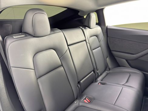 Used 2022 Tesla Model Y Long Range image 39