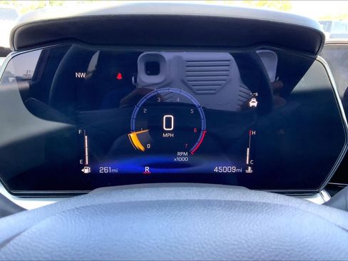 Used 2025 Chevrolet Trax LT FWD image 25