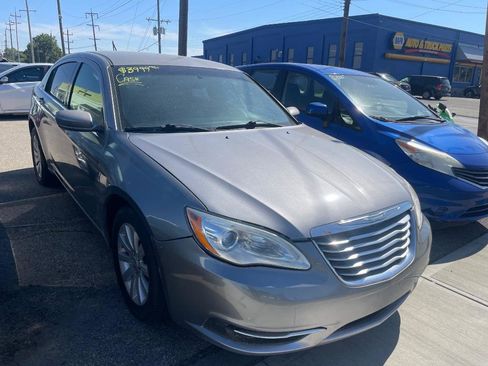 Used 2013 Chrysler 200 Touring image 2