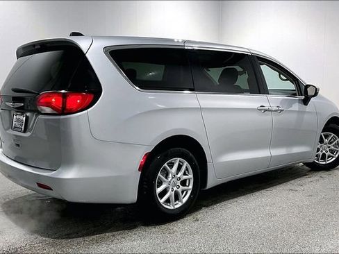 Used 2022 Chrysler Voyager LX image 5
