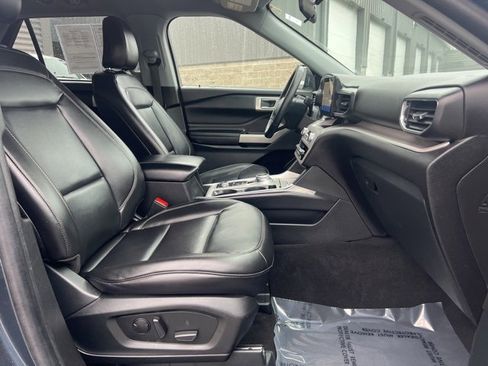 Used 2023 Ford Explorer XLT w/ Equipment Group 202A image 11