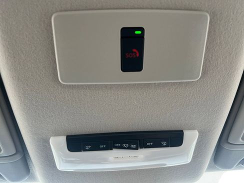 New 2025 Nissan Versa SR FWD image 7