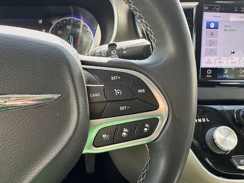 Used 2022 Chrysler Pacifica Touring-L FWD image 33