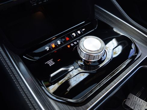 Used 2024 Jeep Wagoneer Series II w/ Premium Group I image 11