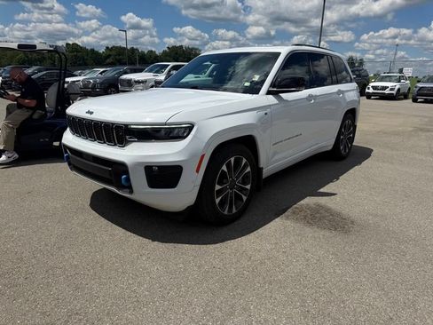 Used 2023 Jeep Grand Cherokee Overland w/ Advanced Protech Group III AWD/4WD image 3