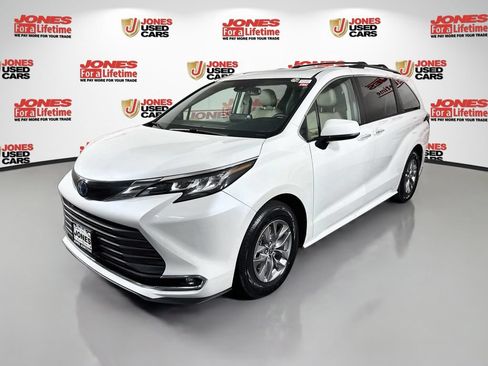 Used 2022 Toyota Sienna XLE w/ XLE Plus Package FWD image 15