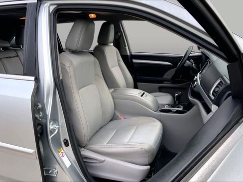 Used 2017 Toyota Highlander Plus FWD image 9
