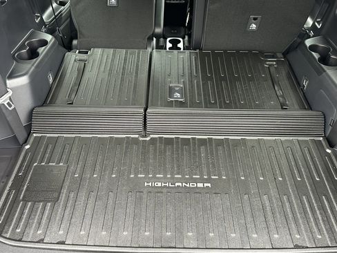 Used 2025 Toyota Highlander XSE AWD/4WD image 18