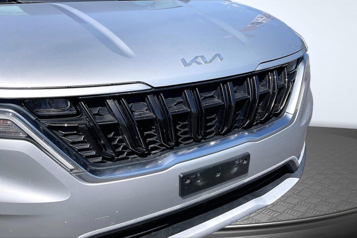 Used 2022 Kia Carnival LX FWD image 29
