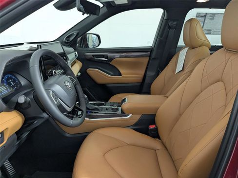 New 2026 Toyota Highlander Platinum image 11