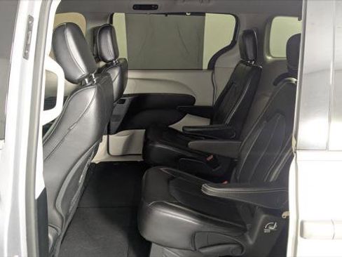 Used 2020 Chrysler Voyager Lxi image 14