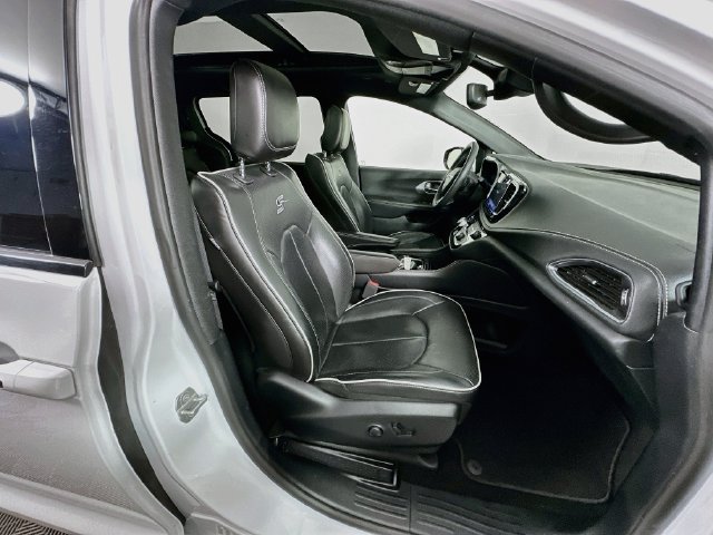 Used 2025 Chrysler Pacifica Limited FWD image 31