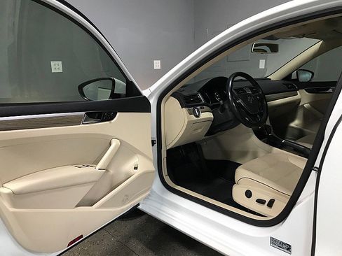 Used 2018 Volkswagen Passat 2.0T SE FWD image 9