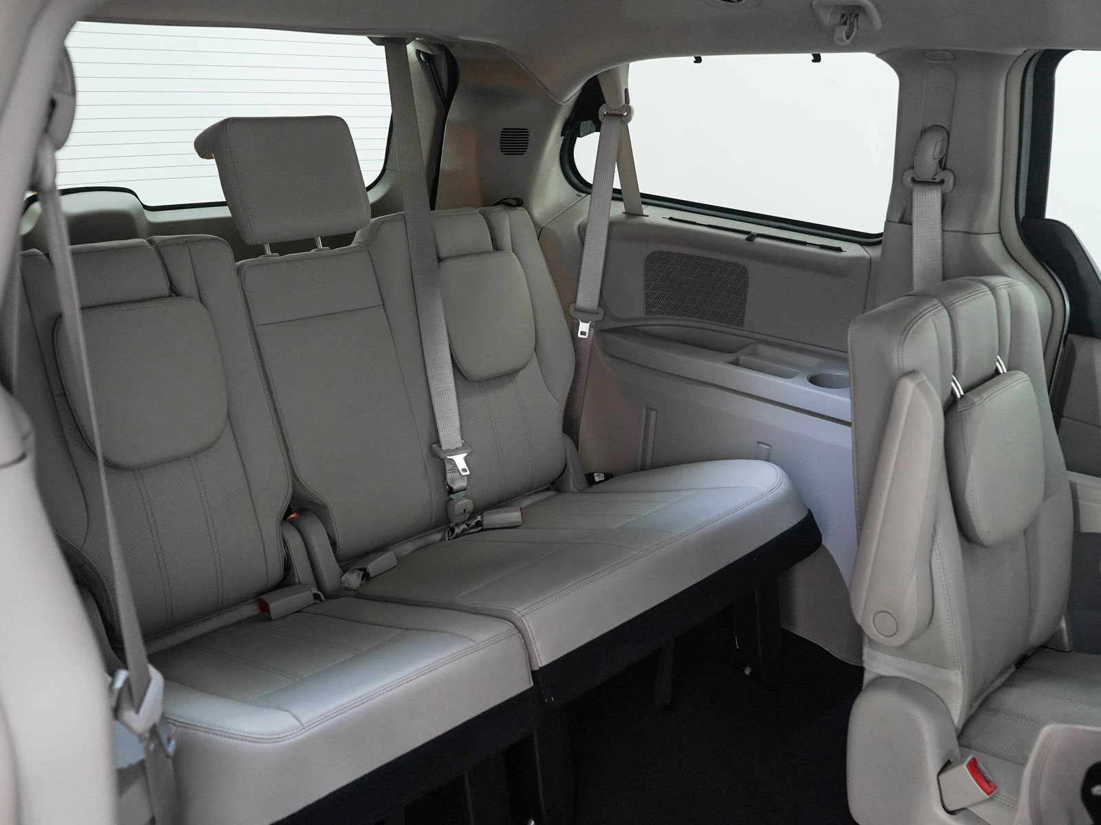 Used 2016 Chrysler Town & Country Touring-L w/ Driver Convenience Group FWD image 12