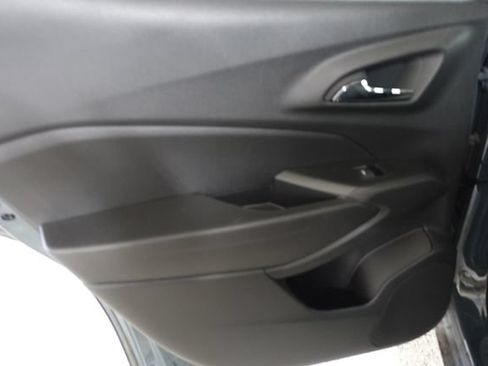 Used 2025 Chevrolet Trax LT FWD image 19