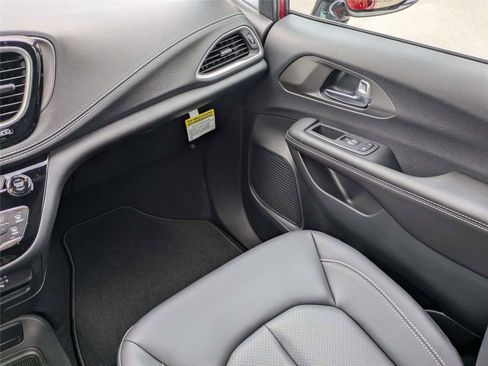 New 2026 Chrysler Pacifica Select image 18