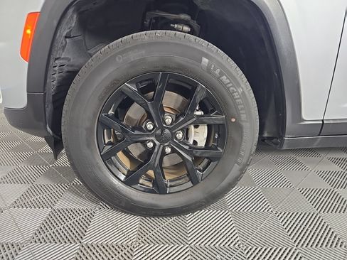 Used 2024 Jeep Grand Cherokee Altitude RWD image 7