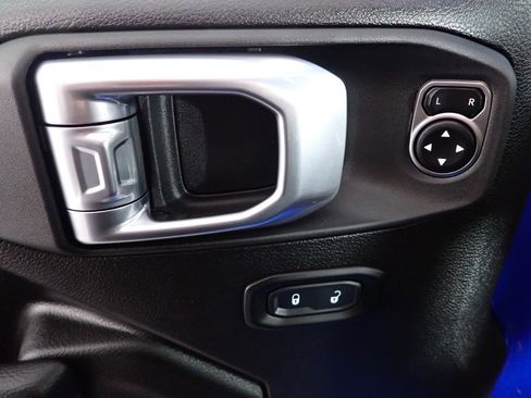 Used 2023 Jeep Gladiator Willys image 22