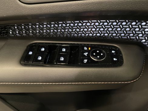 Used 2023 Nissan Ariya AWD image 11