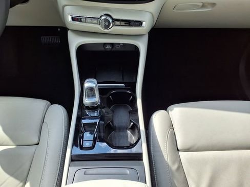 Certified 2023 Volvo XC40 B5 Plus w/ Protection Package Premier AWD/4WD image 31